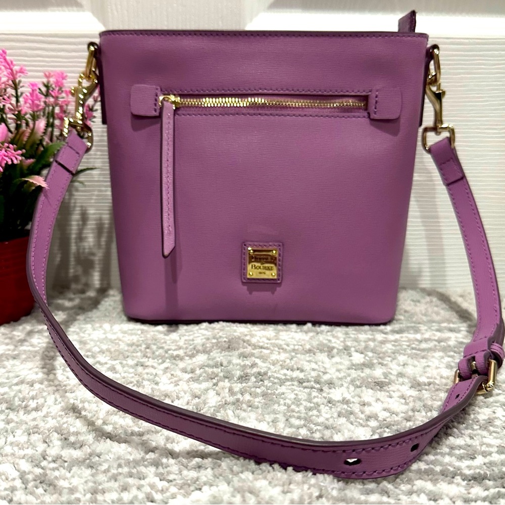 EUC Dooney & Bourke Saffiano leather shoulder purse